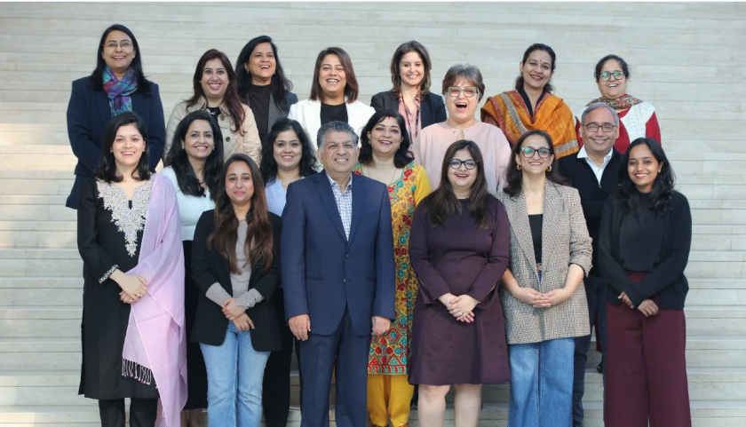 SheLEADs 프로그램 기념 사진을 촬영하는 모습