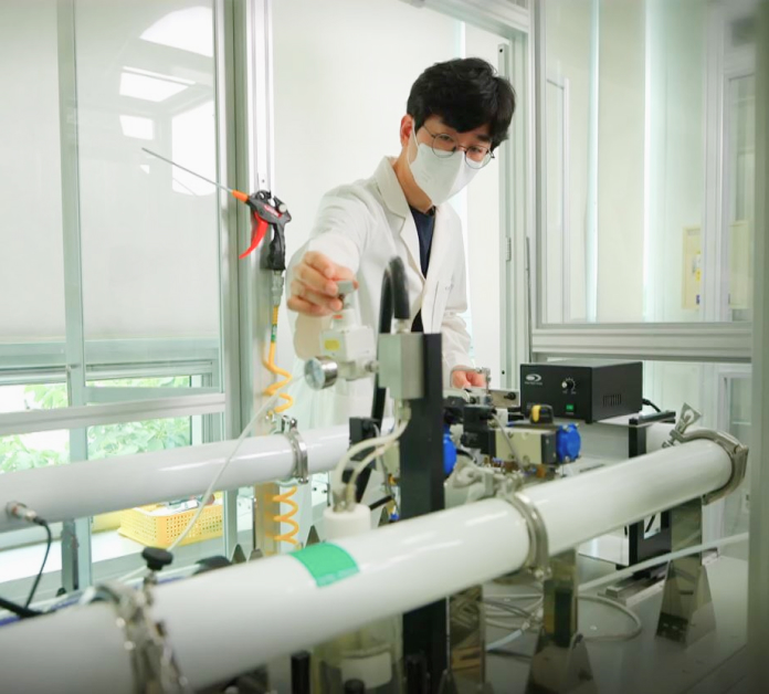 연구원이 미세먼지 저감 시스템 테스트를 하는 모습